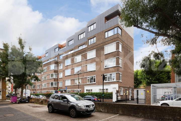 Three double bedroom property with modern kitchen and spacious lounge Damien Street, Whitechapel